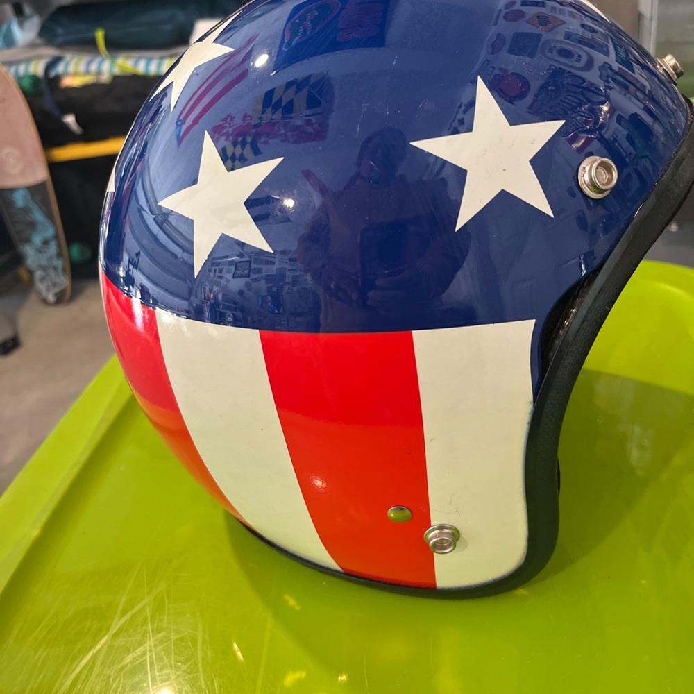 Captain America Helmet - Picture 4 of 9